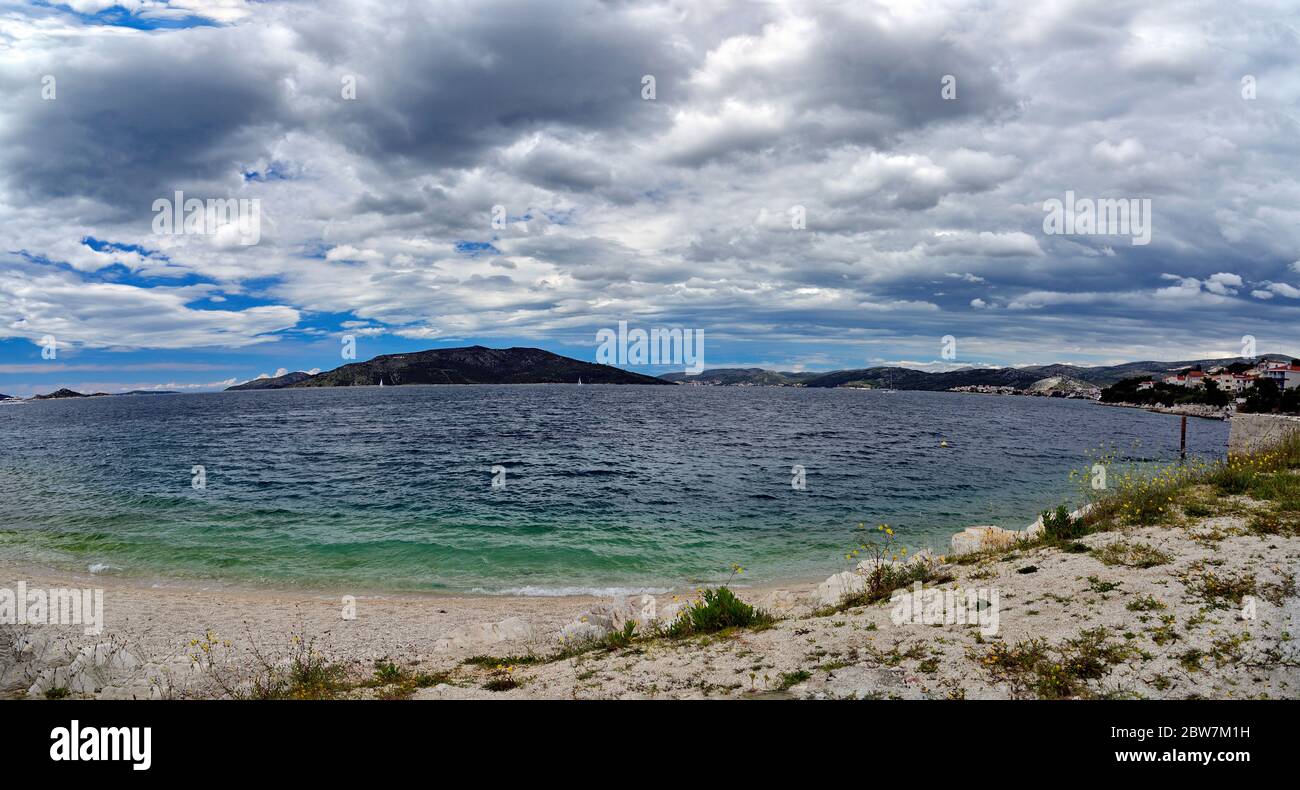 Magnifique paysage avec des eaux cristallines de l'Adriatique de l'île de Ciovo près de la ville de Trogir, Croatie Banque D'Images