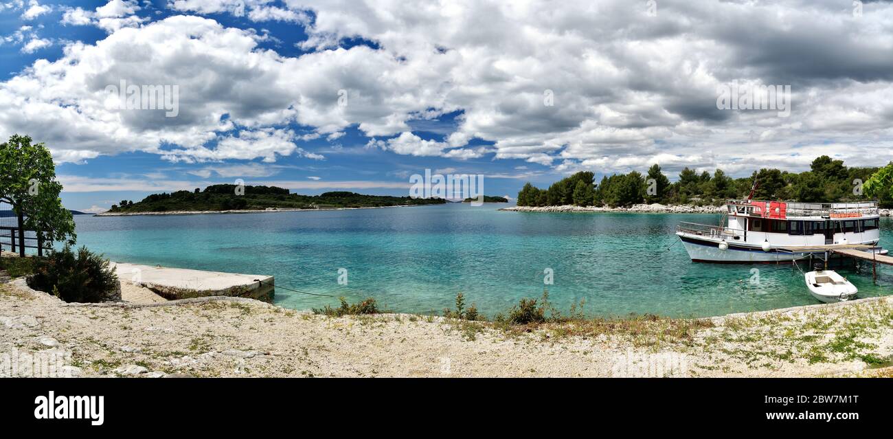 ÎLE DE CIOVO, CROATIE - 30 AVRIL 2019 - magnifique paysage avec des eaux cristallines de l'Adriatique de l'île de Ciovo près de la ville de Trogir, Croatie Banque D'Images