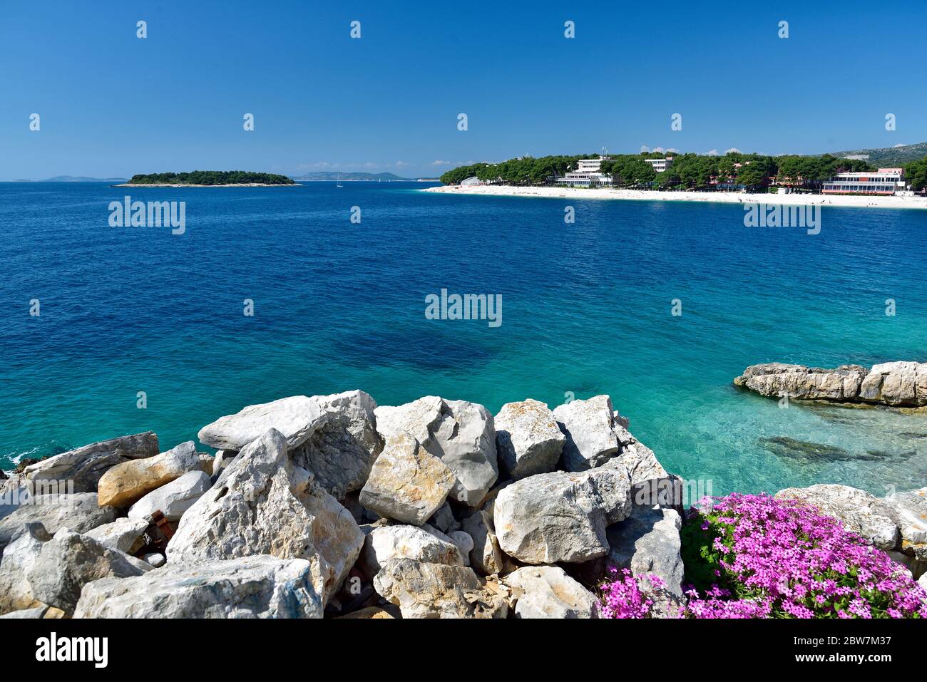 La plage de sable blanc dans la célèbre et belle ville de Primosten en Dalmatie - destination touristique populaire en Dalmatie. Croatie Banque D'Images