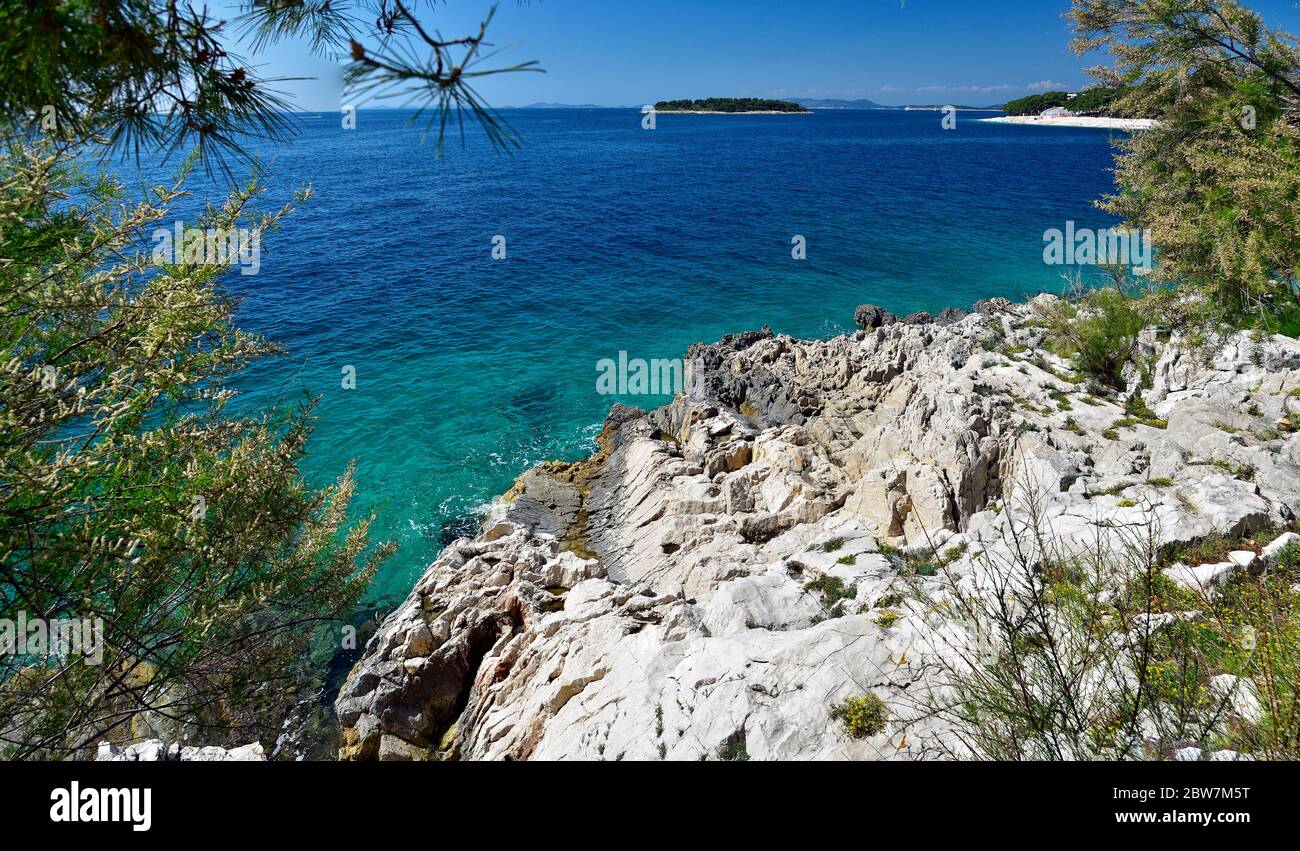 Paysage de lagon bleu Adriatique - vue de la promenade à Promestein, Dalmatie, Croatie Banque D'Images