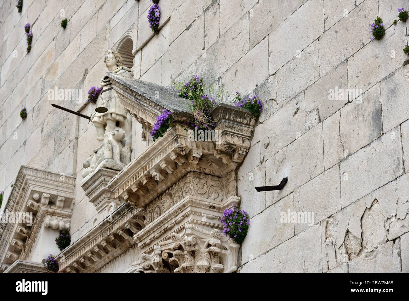 Les fleurs poussent de manière luxuriante sur les murs de l'église principale de la vieille ville d'Omis, Dalmatie, Croatie Banque D'Images
