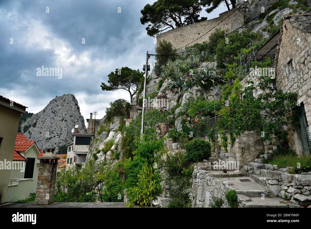 Rue méditerranéenne confortable et décorée en pierre avec des fleurs et des jardins à Dalmatie, omis, Croatie, Europe Banque D'Images