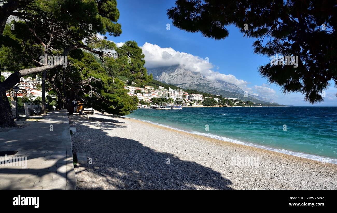 BRELA, CROATIE - le 3 MAI 2019 - la promenade dans le port de Brela. La riviera de Makarska en Croatie est célèbre pour ses belles plages de galets et cr Banque D'Images