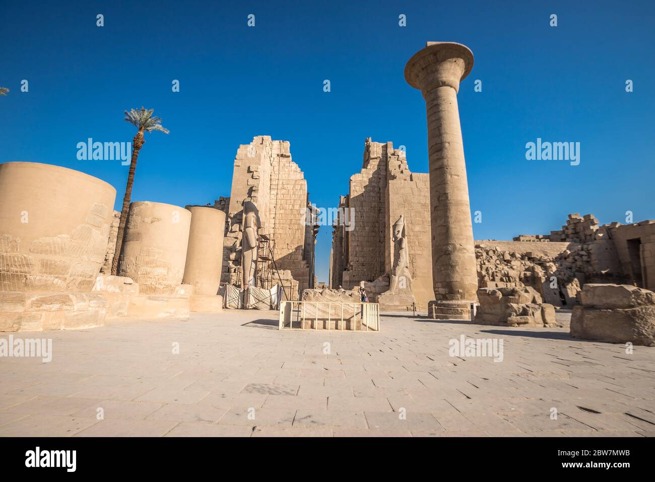 Dans les colonnes du temple Karnak en Égypte Banque D'Images