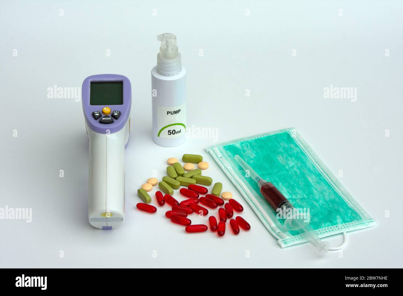Concept de prévention et de traitement contre le coronavirus. Thermomètre numérique, divers comprimés, désinfectant pour les mains, masque chirurgical et échantillon de test sanguin Banque D'Images