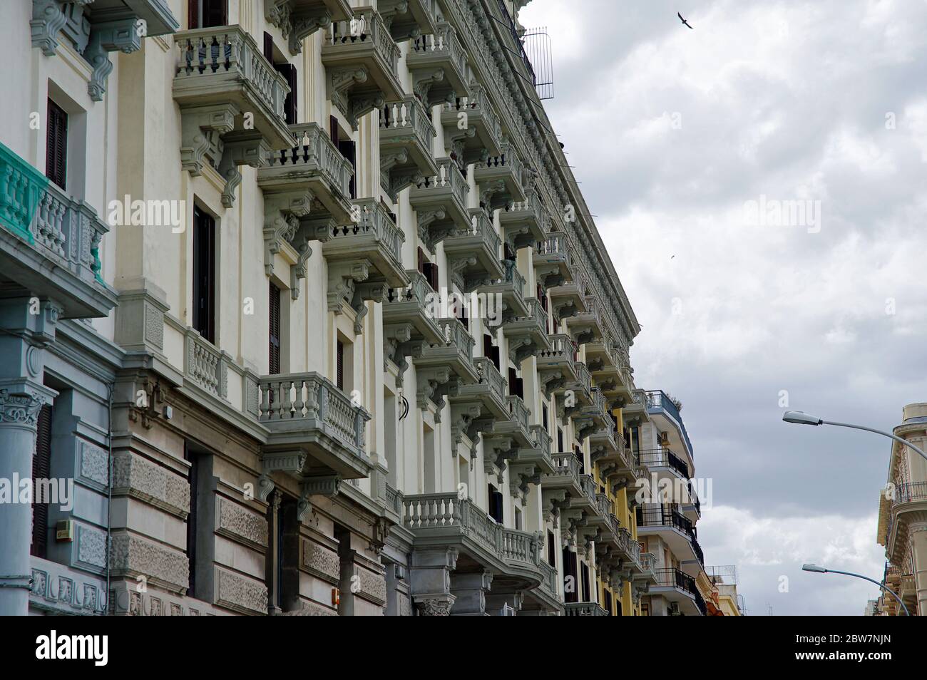 BARI, ITALIE 01 AVRIL 2018: Bari Rent balcons de maison typique dans une partie traditionnelle de la ville. Bari est la capitale de la région d'Apulia. Banque D'Images