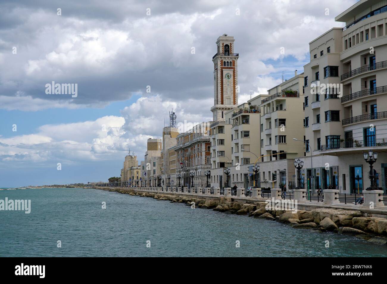 BARI, ITALIE - 1er AVRIL 2018 : petite cour de la ville de Bari, avec plantes vertes et scooters, région des Pouilles Pouilles, sud de l'Italie Banque D'Images