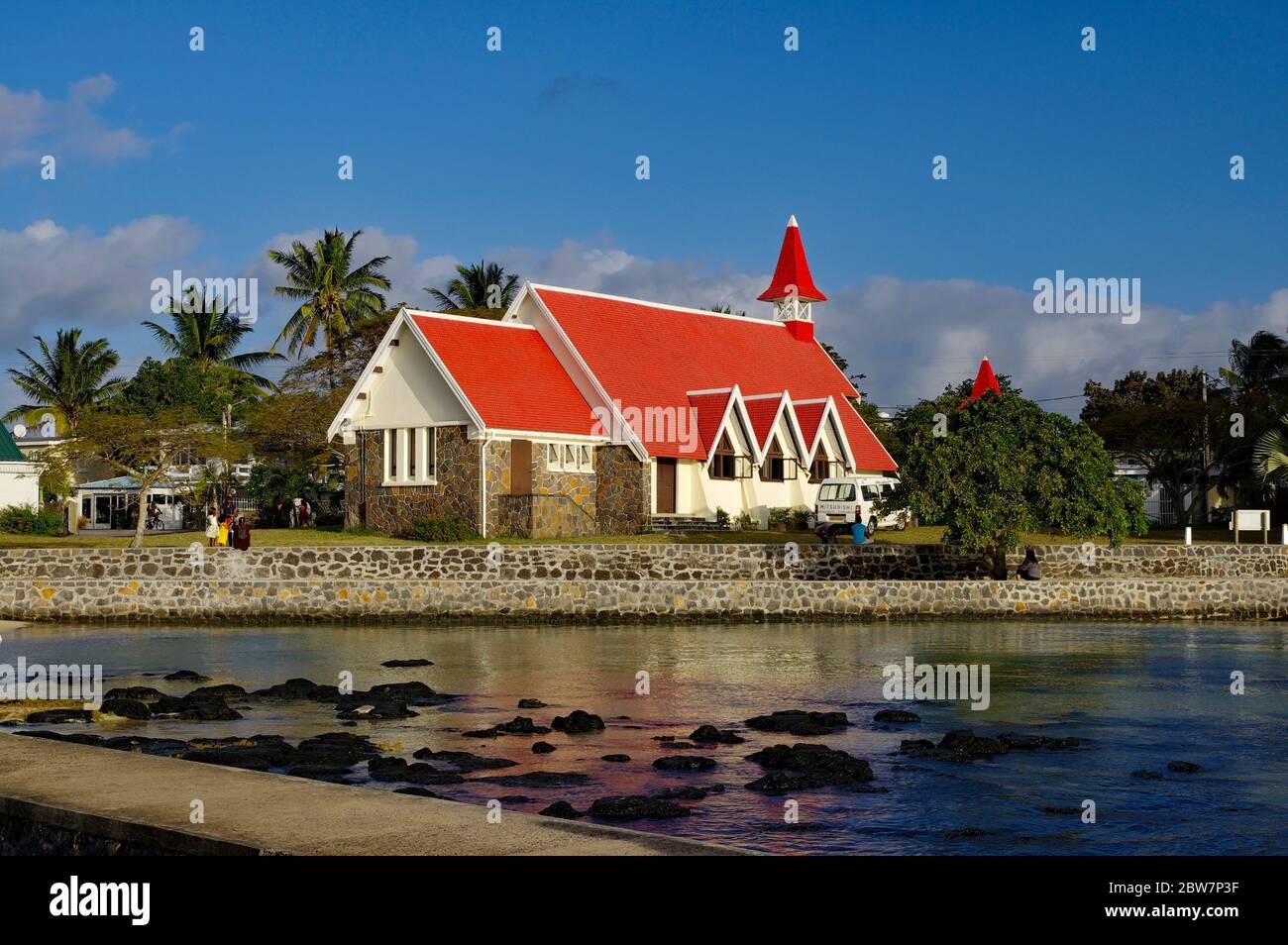 CAP MALHEUREUX / MAURICE - 13 AOÛT 2018 : la célèbre église notre Dame Auxiliatrice au Cap Malheureux, au nord de l'île Maurice, en Afrique. Banque D'Images