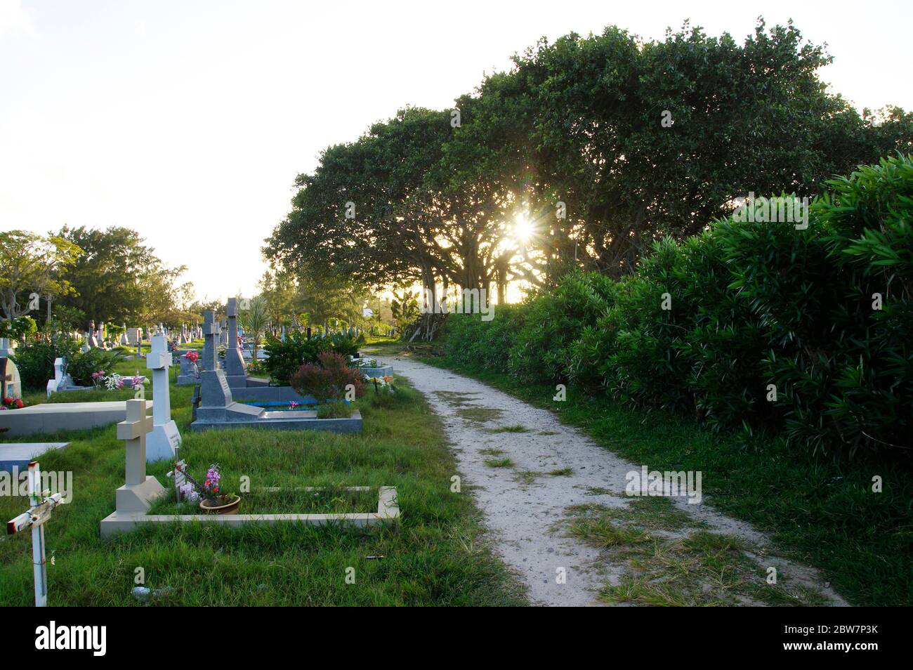 CAP MALHEUREUX / MAURICE - 13 AOÛT 2018 : coucher de soleil dans le cimetière traditionnel de la côte du Cap Malheureux, île Maurice Banque D'Images