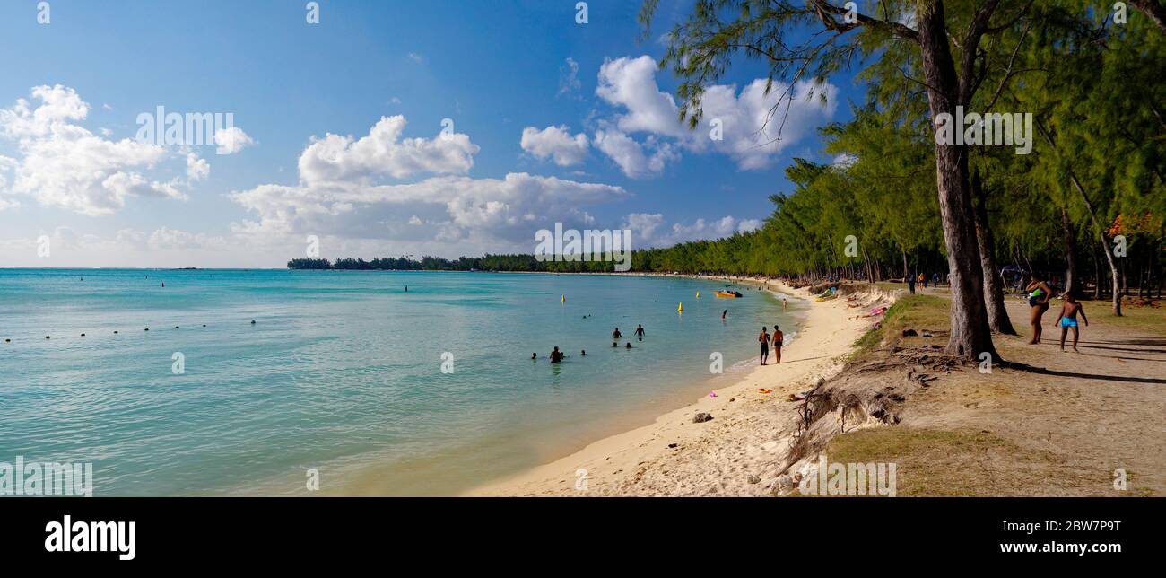 MAURICE - 15 AOÛT 2018, les gens prennent un bain de soleil sur la belle plage publique exotique du Mont Choisy - une des plus célèbres plages de l'île Maurice Banque D'Images