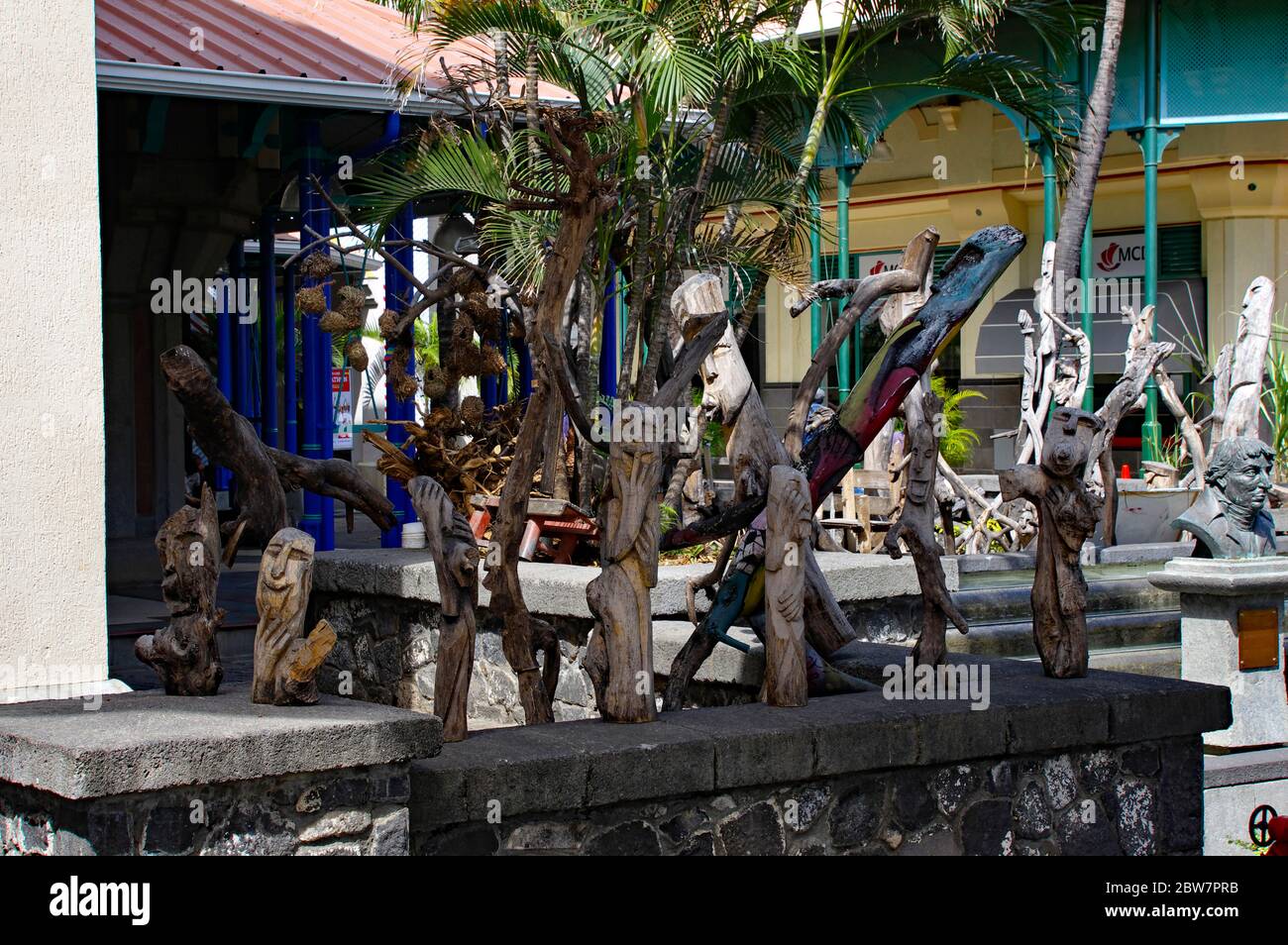 Port Louis, Maurice - 16 août 2015 : sculptures et masques en bois devant le musée Blue Penny. La collection du musée comprend le Blue P 1847 Banque D'Images