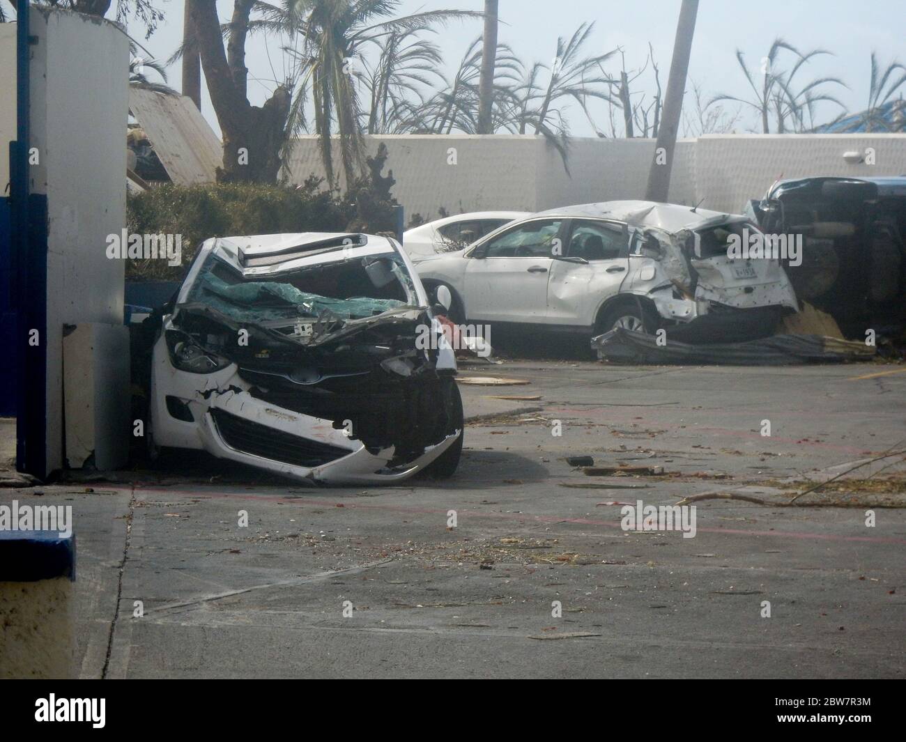 De nombreuses voitures ont été complètement détruites par le grand ouragan Irma sur l'île de Saint-Martin, dans les Caraïbes, en septembre 2017 Banque D'Images