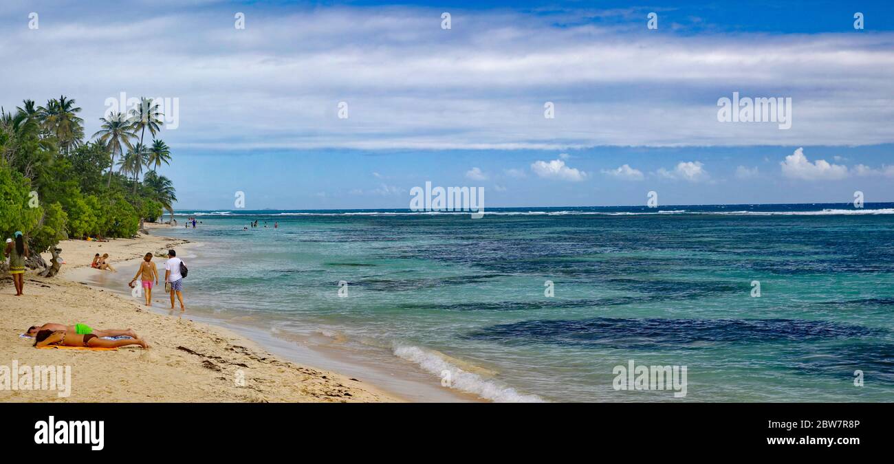 GRANDE-TERRE/GUADELOUPE - 5 JANVIER 2019 : personnes prenant un bain de soleil sur la belle plage du petit Havre au sud sur Grande-Terre sur la Guadeloupe i Banque D'Images