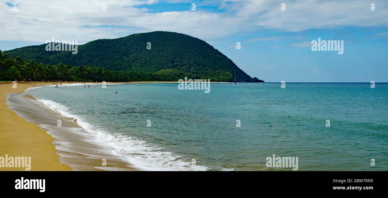 BASSE-TERRE/GUADELOUPE - 11 JANVIER 2019 : personnes prenant un bain de soleil au coucher du soleil sur la belle plage de Grande-Anse sur Basse-Terre sur l'île de la Guadeloupe Banque D'Images