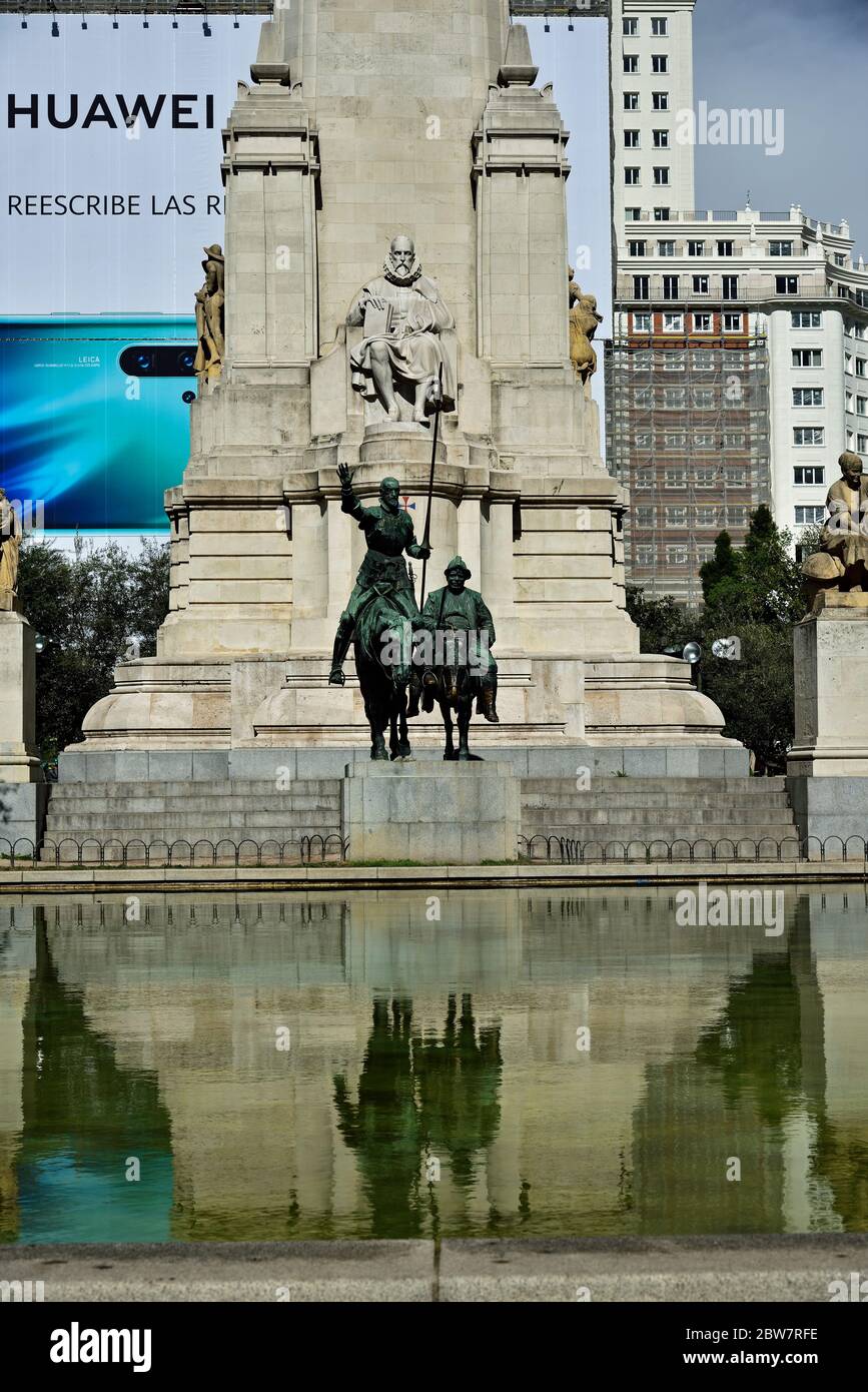 MADRID / ESPAGNE - 09 AVRIL 2019 - le monument de Cervantes sur la Plaza de Espana avec des sculptures de Don Quichotte et Sancho Panza. Madrid, Espagne Banque D'Images