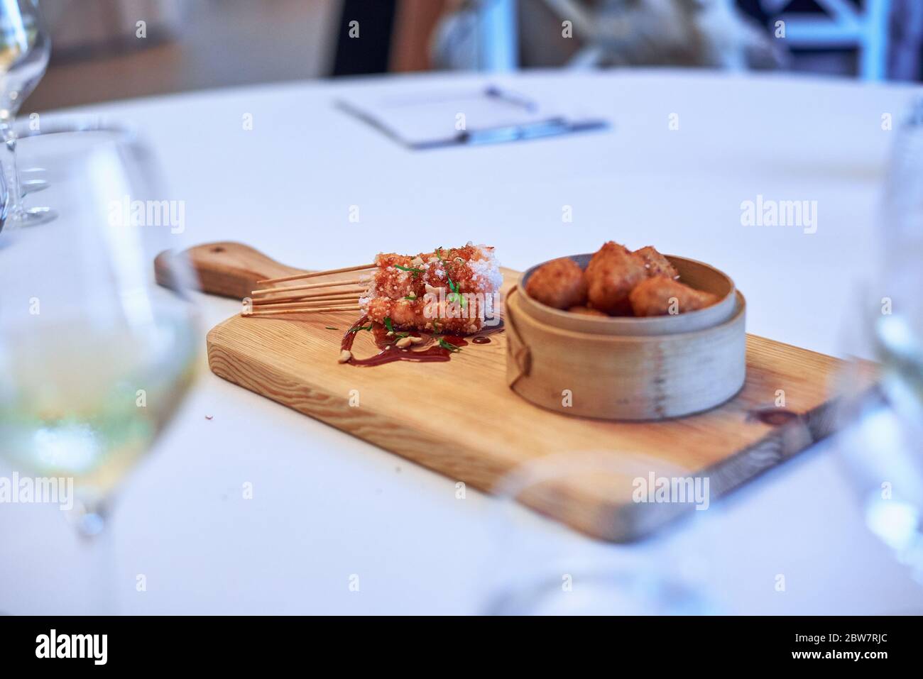 croquettes de jambon et crevettes sur une table Banque D'Images