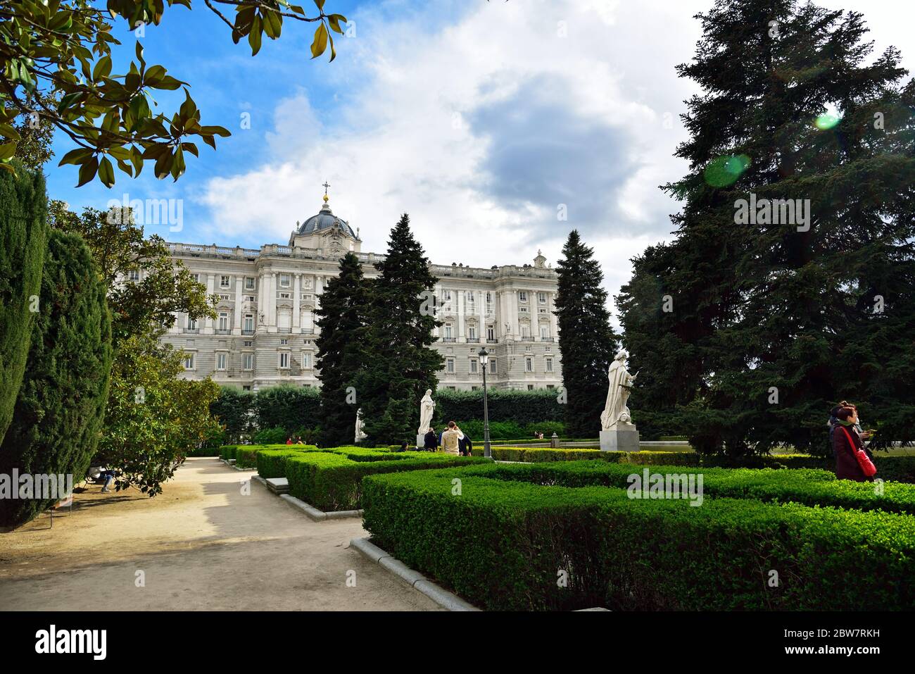 MADRID / ESPAGNE - 10 AVRIL 2019 - les jardins de Sabatini (Jardines de Sabatini), ouverts au public par le roi Juan Carlos I en 1978 en l'honneur du ital Banque D'Images