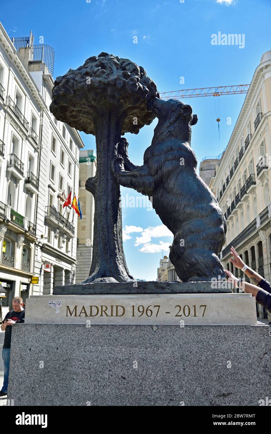 MADRID / ESPAGNE - 11 AVRIL 2019 - la statue de l'ours et de la fraise. L'ours est un symbole de Madrid et il est situé sur la place Puerta del sol. Banque D'Images