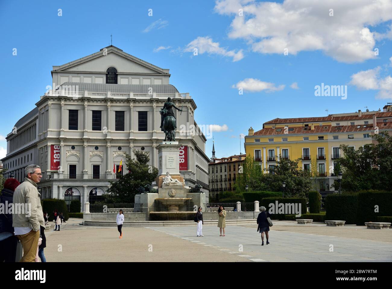 MADRID / ESPAGNE - 11 AVRIL 2019 - personnes marchant à travers la place de l'Orient avec le Monument à Felipe IV en arrière-plan, Madrid, Espagne Banque D'Images