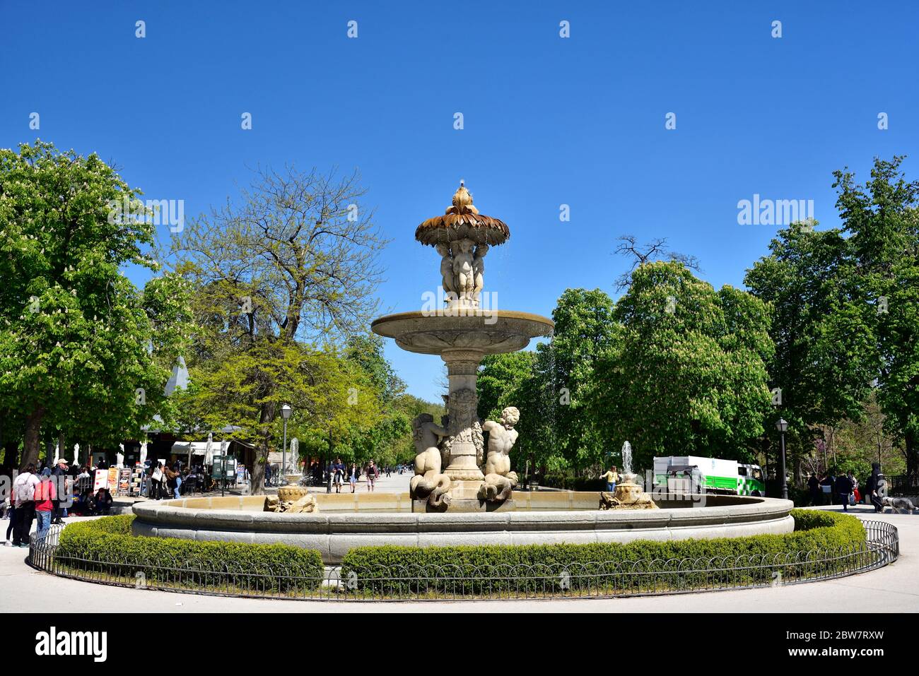 MADRID / ESPAGNE - 12 AVRIL 2019 - Fontaine de Galapagos (Fuente de los Galapagos) dans le parc principal, les Jardines del Buen Retiro Banque D'Images