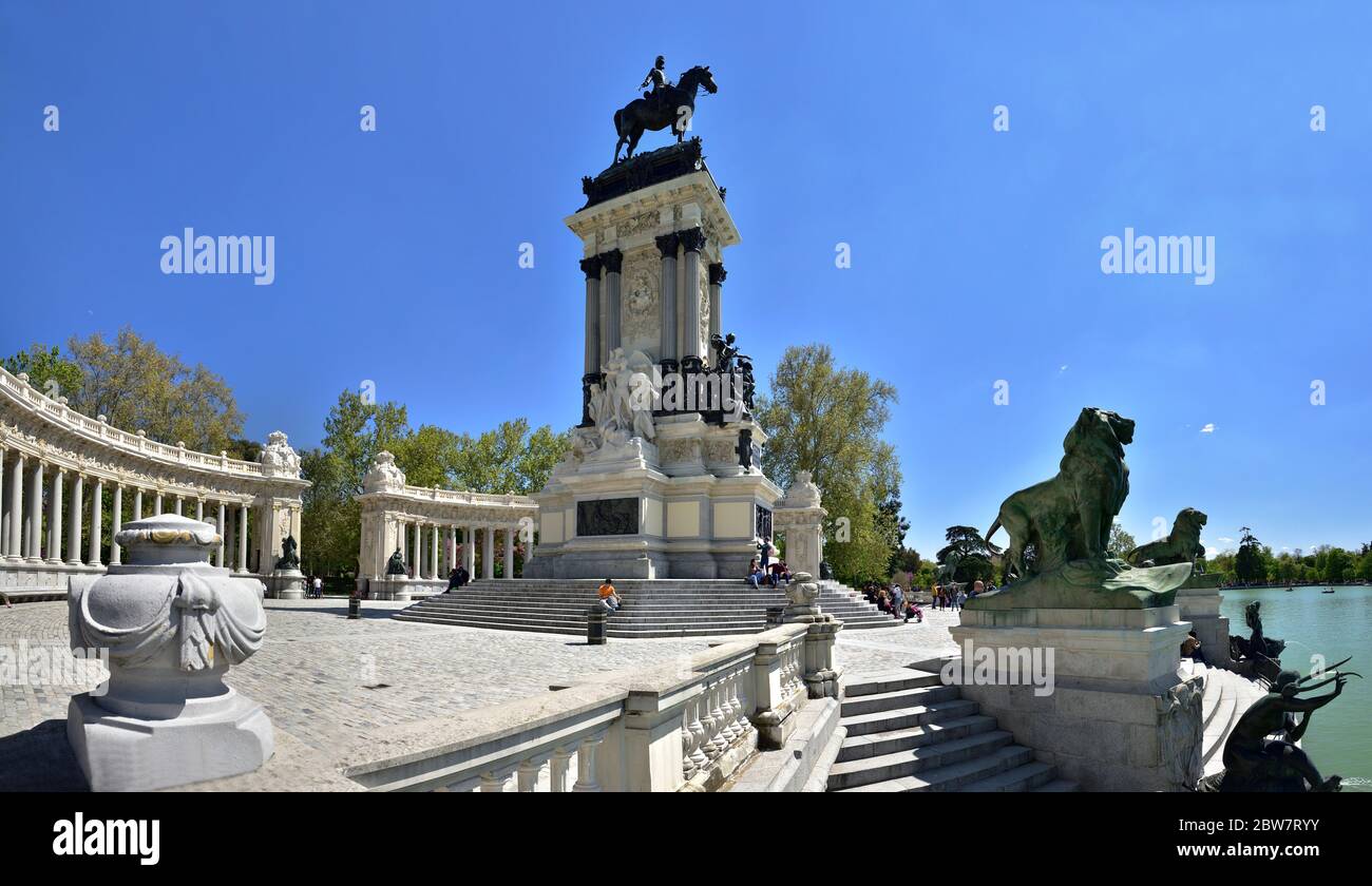 MADRID / ESPAGNE - 12 AVRIL 2019 - Monument à Alfonso XII dans les Jardines del Buen Retiro (Parque del Buen Retiro), le parc principal de la ville de Madri Banque D'Images