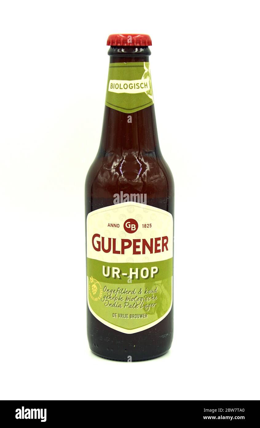 Gulpen, pays-Bas - 29 mai 2020 : bouteille de bière Gulpener ur-Hop sur fond blanc. Banque D'Images