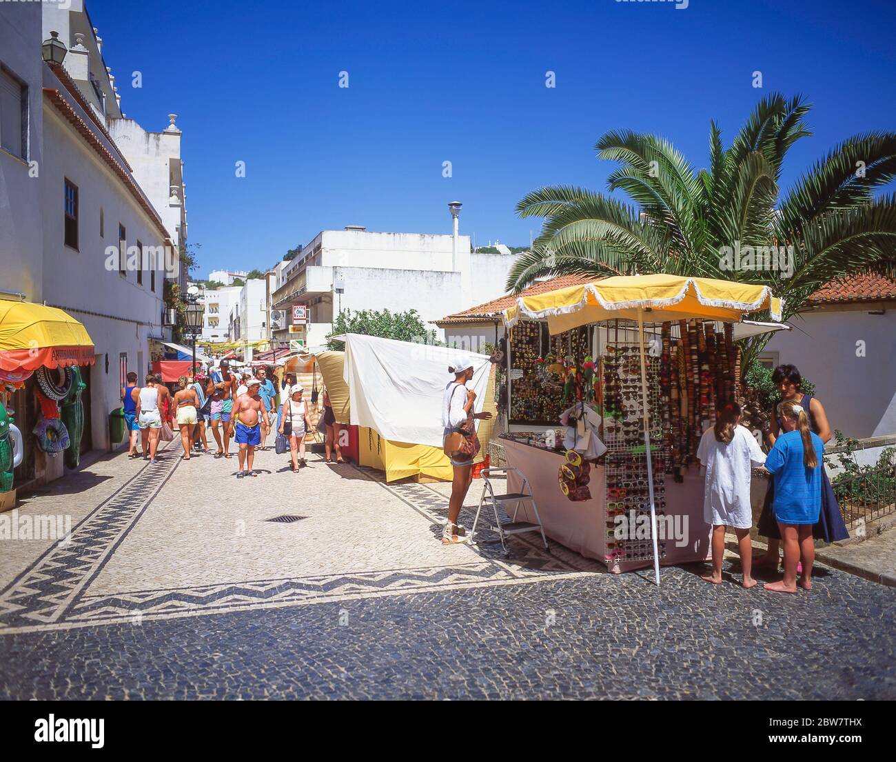 Street Arts & Craft stands, vieille ville, Albufeira, région de l'Algarve, Portugal Banque D'Images