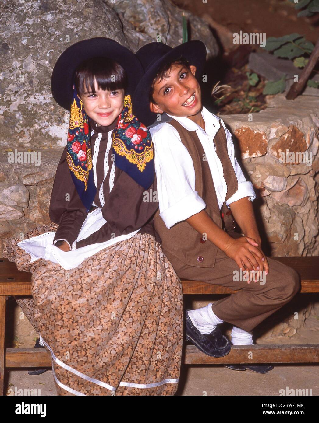 Enfants danseuses en costume national, Albufeira, région de l'Algarve, Portugal Banque D'Images