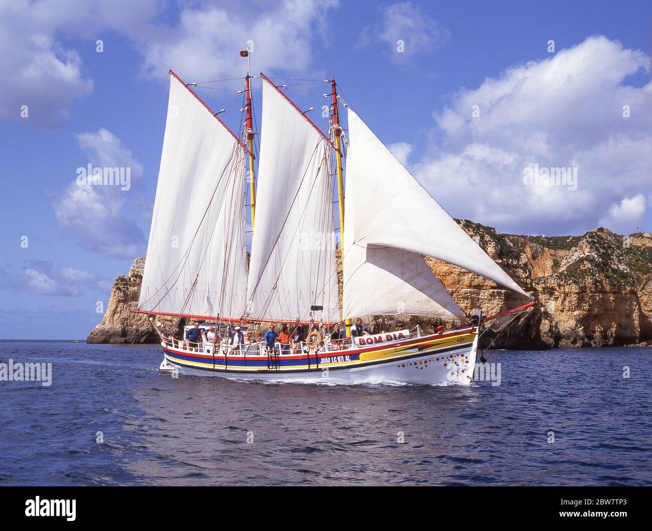 BOM Dia navire traditionnel d'excursion en voile de plate-forme, Lagos, municipalité de Lagos, district de Faro, région de l'Algarve, Portugal Banque D'Images