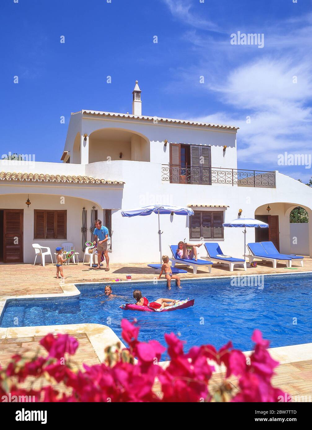 Famille dans villa de vacances avec piscine, près d'Albufeira, région de l'Algarve, Portugal Banque D'Images