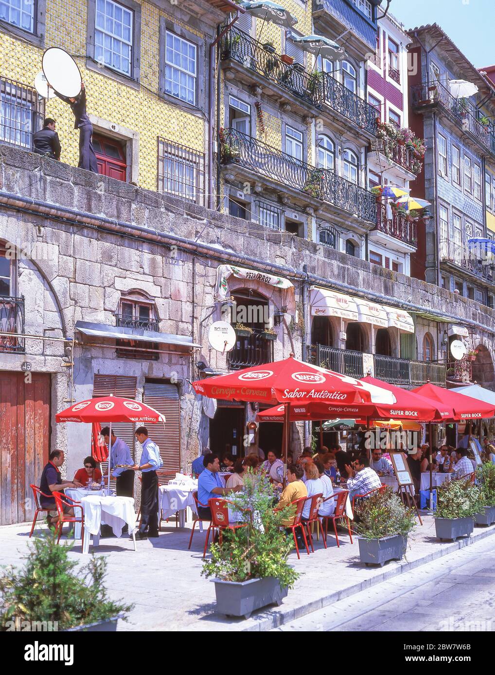Restaurants en bord de rivière, Cais da Ribeira, quartier de Ribeira, Porto (Porto), région Norte, Portugal Banque D'Images