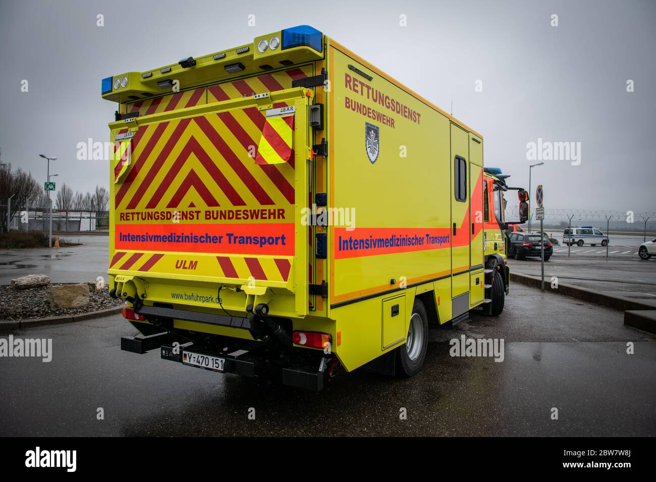 Intensivmedizinischer transport des Bundeswehrkrankenhaus Ulm am Flughafen Stuttgart (29.03.2020) - Symbolbild Banque D'Images