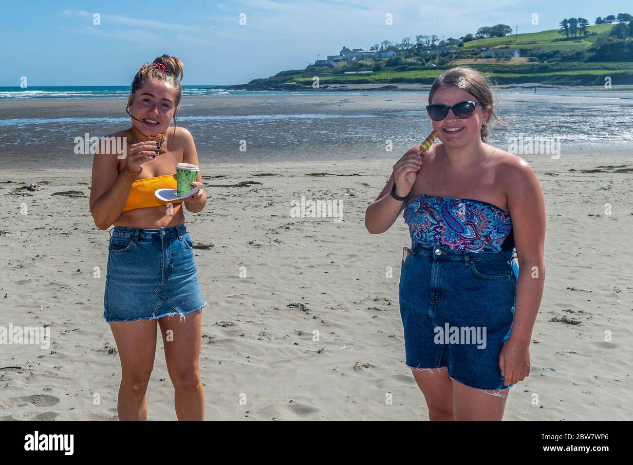 Inchydoney, West Cork, Irlande. 30 mai 2020. Les gens se sont enfermés à la plage d'Inchydoney aujourd'hui au milieu du temps chaud. Jill Mortell et leah McAree de Clonakilty ont profité de la plage. Le temps est bien réglé pour tout le week-end des fêtes de banque. Crédit : AG News/Alay Live News Banque D'Images