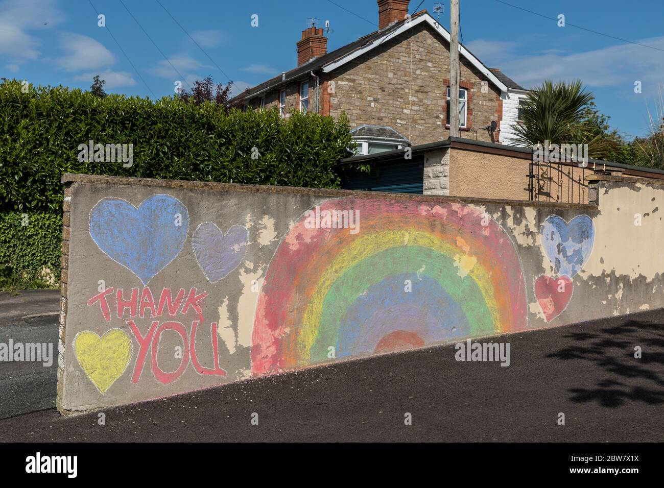 Soutenir le NHS merci arc-en-ciel de dessin pendant la pandémie de covid-19 sur le mur de maison, pays de Galles, Royaume-Uni Banque D'Images