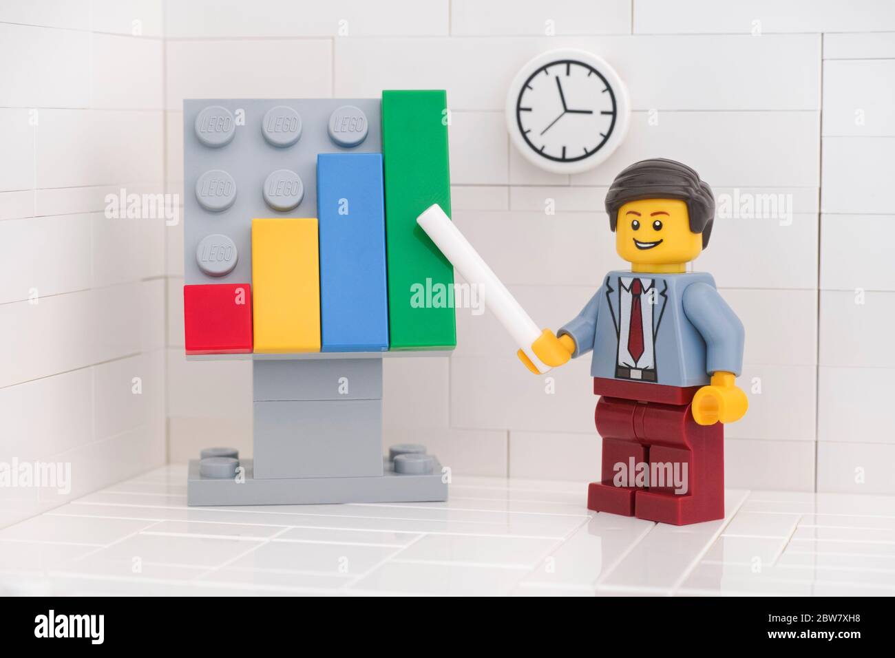 Tambov, Fédération de Russie - 29 mai 2020 Lego minifigure homme d'affaires soulignant la croissance de l'entreprise sur un graphique. Banque D'Images