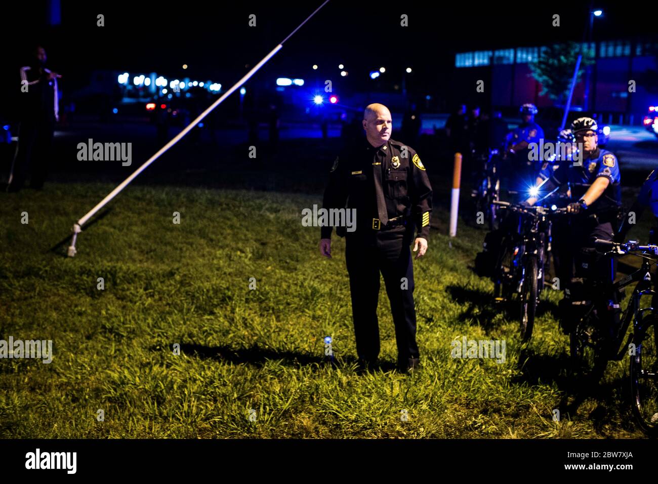 Hampton, Virginie, États-Unis. 29 mai 2020. Le chef de police de Newport News Steve Drew observe les policiers et les manifestants de Hampton près de l'intersection de Mercury Blvd et Power Plant Parkway le vendredi 29 mai 2020 à Hampton, Virginie. Le chef Drew a été chef adjoint des opérations de patrouille pour le département de police de Richmond à Richmond, en Virginie, avant de devenir chef de police de Newport News en 2018. Crédit : John C. Clark/ZUMA Wire/Alay Live News Banque D'Images