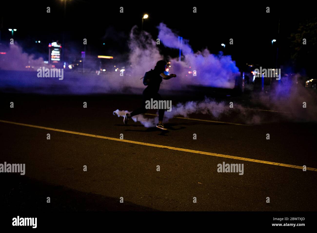 Hampton, Virginie, États-Unis. 29 mai 2020. La police de Hampton déploie des grenades de fumée pour tenter de disperser les manifestants à l'intersection de Mercury Blvd et Power Plant Parkway, le vendredi 29 mai 2020 à Hampton, en Virginie. Les grenades de fumée ont dispersé les manifestants temporairement. Crédit : John C. Clark/ZUMA Wire/Alay Live News Banque D'Images