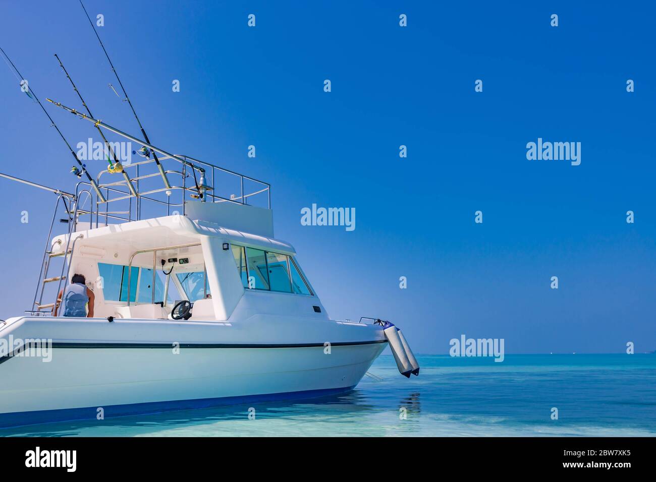 Bateau de pêche, bateau de pêche tropical avec des cannes dans l'océan bleu. Activité sportive d'été de luxe Banque D'Images