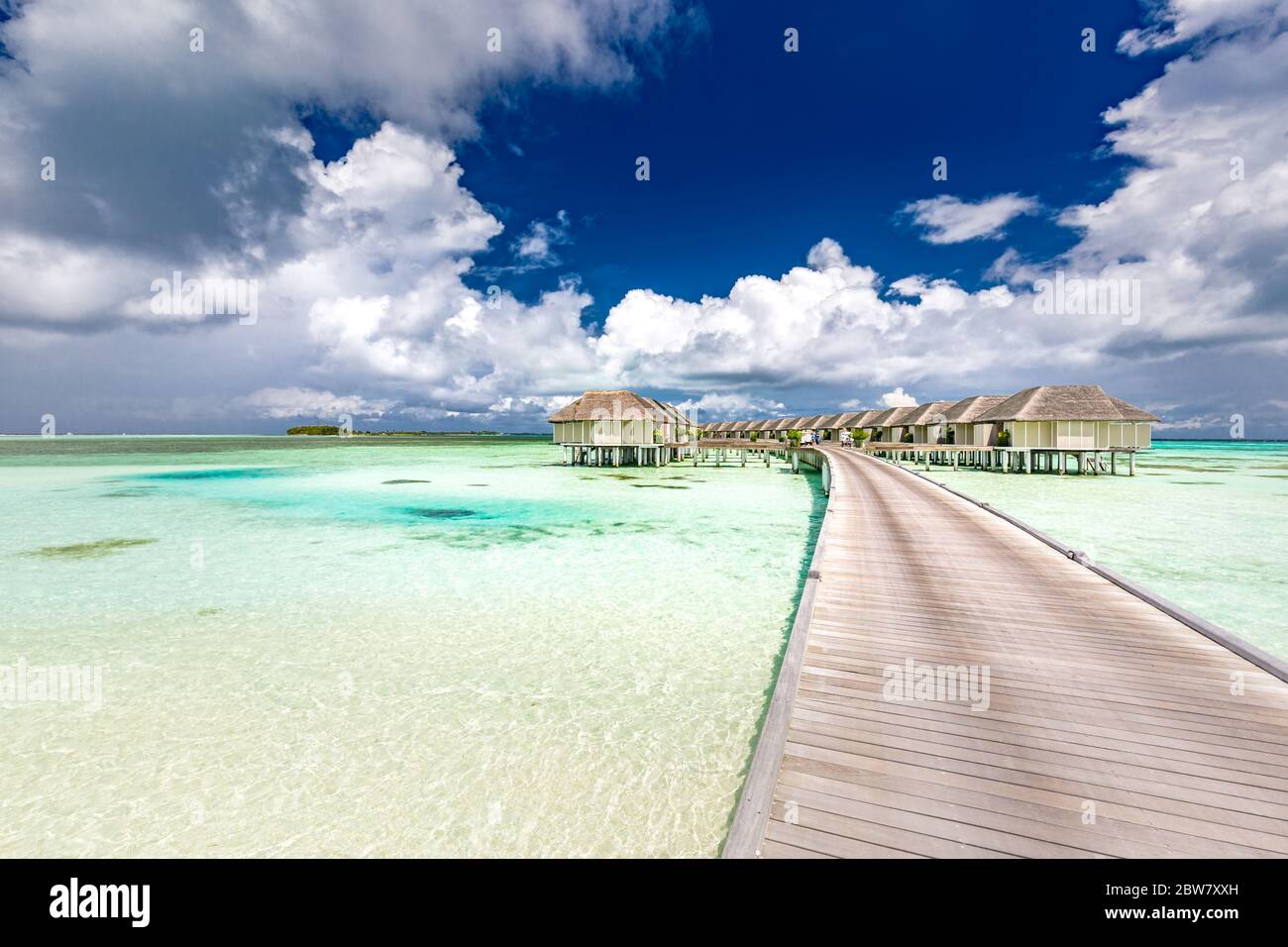 Paysage panoramique de la plage des Maldives. Panorama tropical, luxueuse villa aquatique avec jetée en bois ou jetée. Arrière-plan de destination de voyage de luxe Banque D'Images