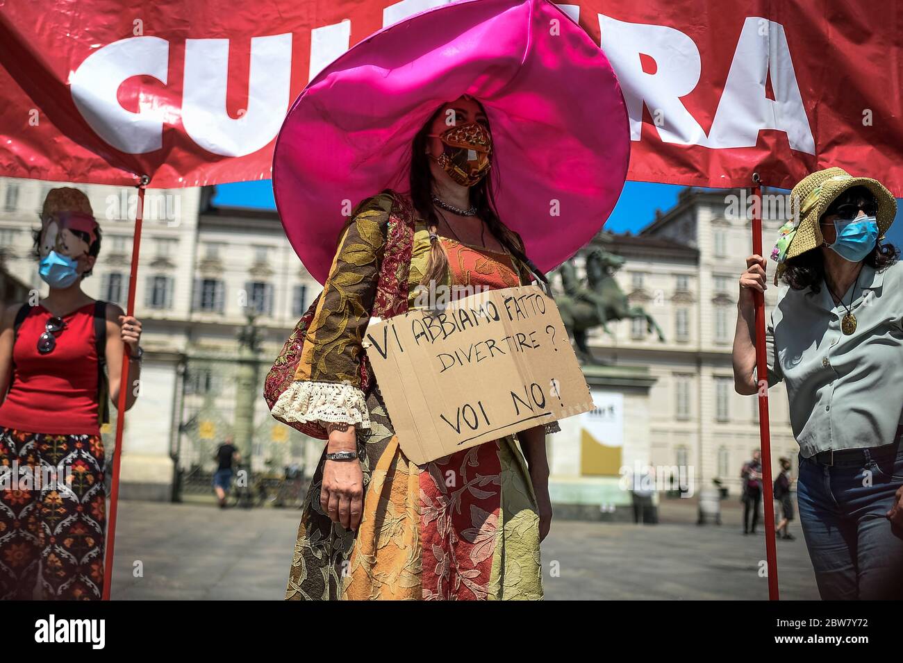 Turin, Italie - 30 mai 2020: Un manifestant tient une étiquette de lecture "nous vous faisons rire? Vous n'avez pas fait de protestation dans un secteur culturel. Les travailleurs du secteur du spectacle, du divertissement, des arts et de la culture demandent au gouvernement italien un revenu de base en raison de l'urgence du coronavirus. Crédit: Nicolò Campo/Alay Live News Banque D'Images