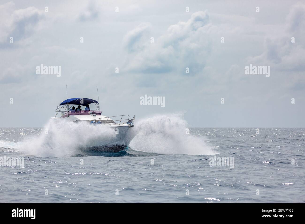 Voile sur l'océan en hors-bord de yacht. Touristes en vacances sur la côte tropicale de l'île des Maldives Banque D'Images