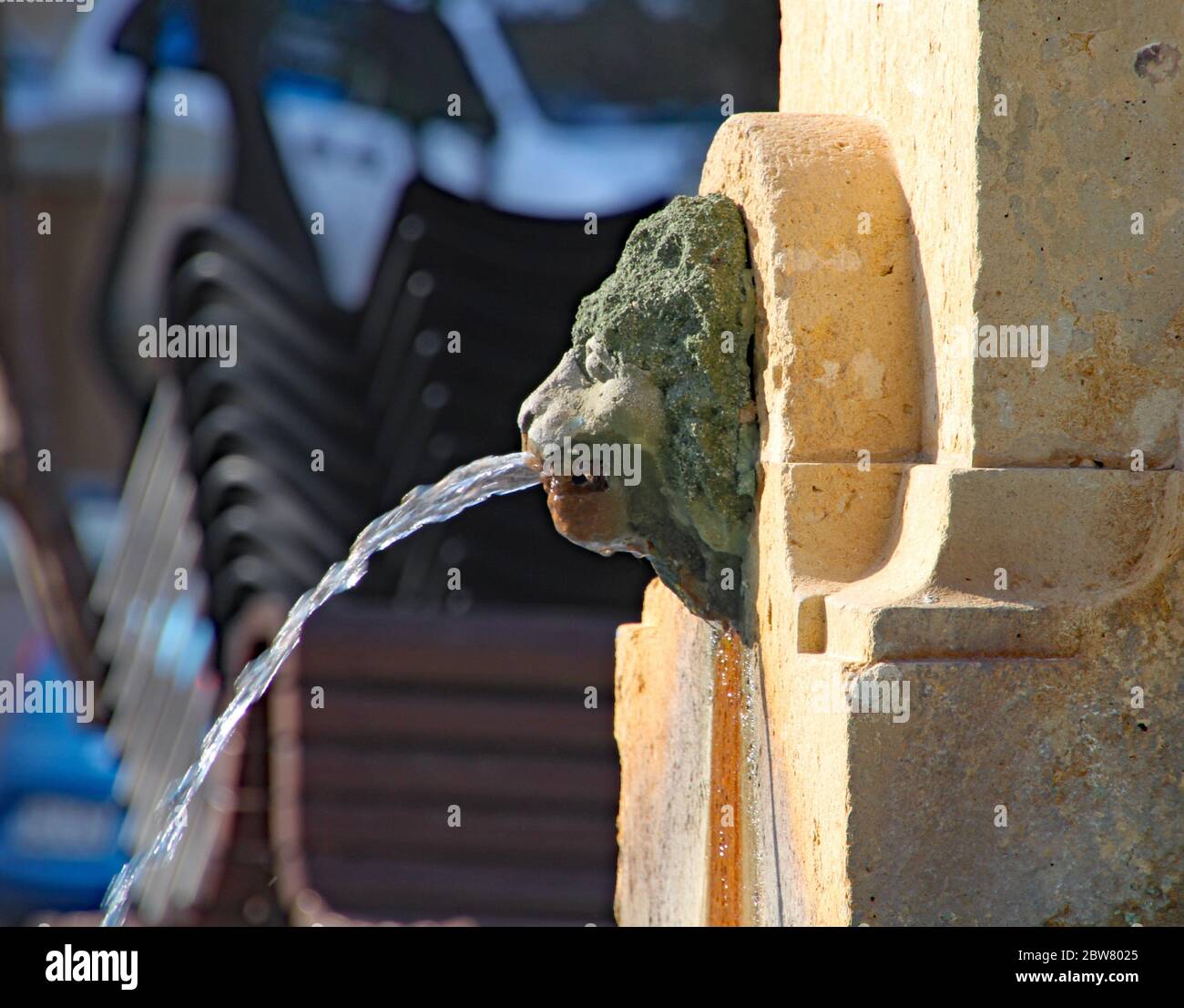 BAIE DE BALLUTA, St JULIANS, MALTE - 31 OCTOBRE 2019 : l'eau coule de l'embouchure d'un lion sur la fontaine. Conçu pour célébrer l'extension de Banque D'Images