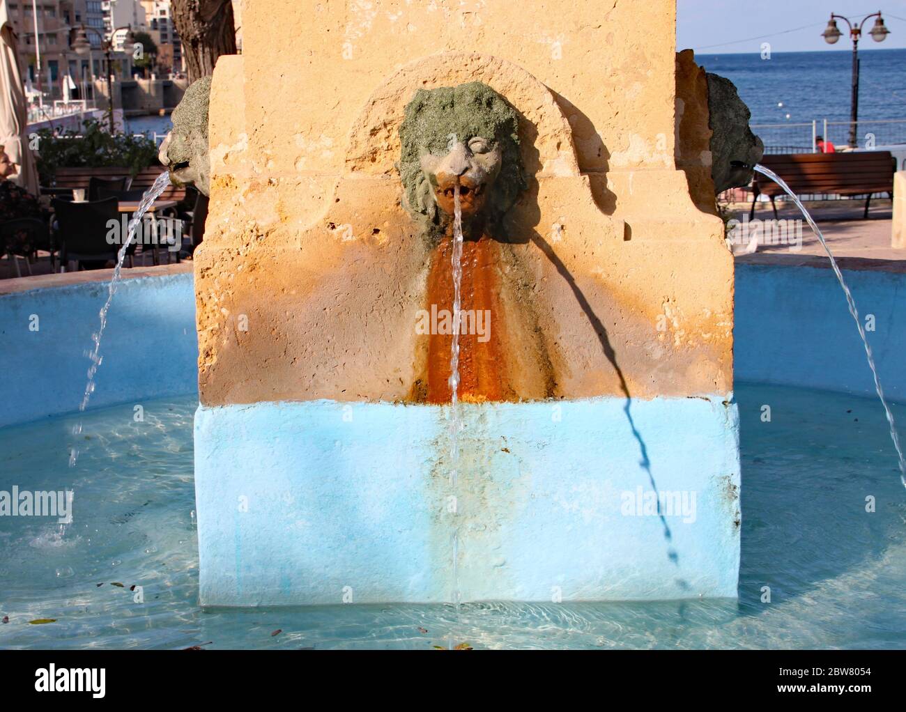 BAIE DE BALLUTA, St JULIANS, MALTE - 31 OCTOBRE 2019 : l'eau coule de l'embouchure d'un lion sur la fontaine. Conçu pour célébrer l'extension de Banque D'Images