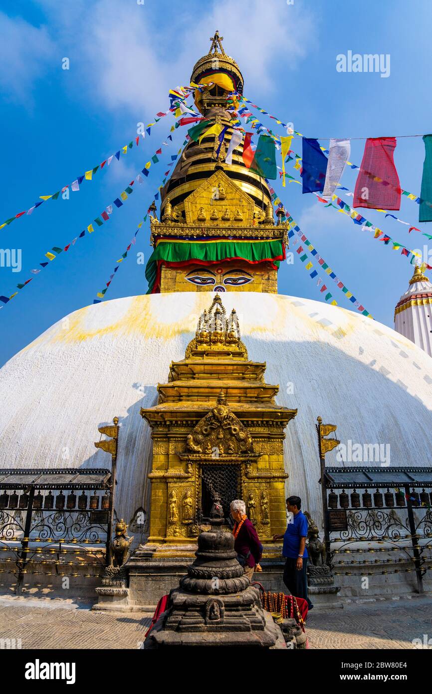 Touristes à Swayambhu Stupa également connu comme le Temple des singes, Katmandou, Népal, népalais, Asie, asiatique, pays himalayen, Himalaya. Banque D'Images