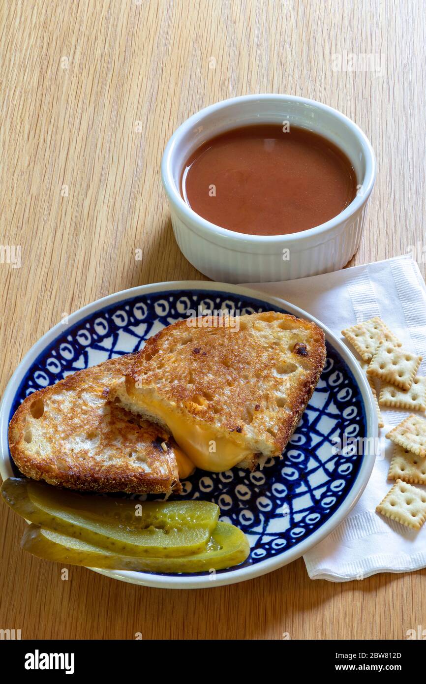 Sandwich au fromage grillé avec soupe de tomate, par James D Coppinger/Dembinsky photo Assoc Banque D'Images
