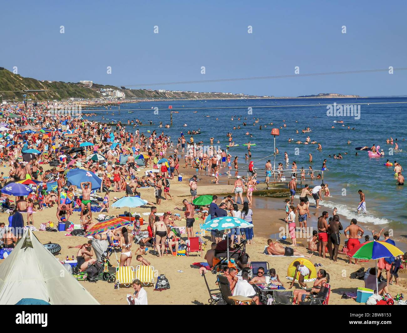 Bournemouth, Royaume-Uni. 30 mai 2020. Bournemouth, Royaume-Uni. Des milliers de personnes descendent sur la plage de Bournemouth, beaucoup ignorent les règles sociales de distanciation et de la foule de la plage et de la mer. Credit: Thomas Faull/Alay Live News Banque D'Images