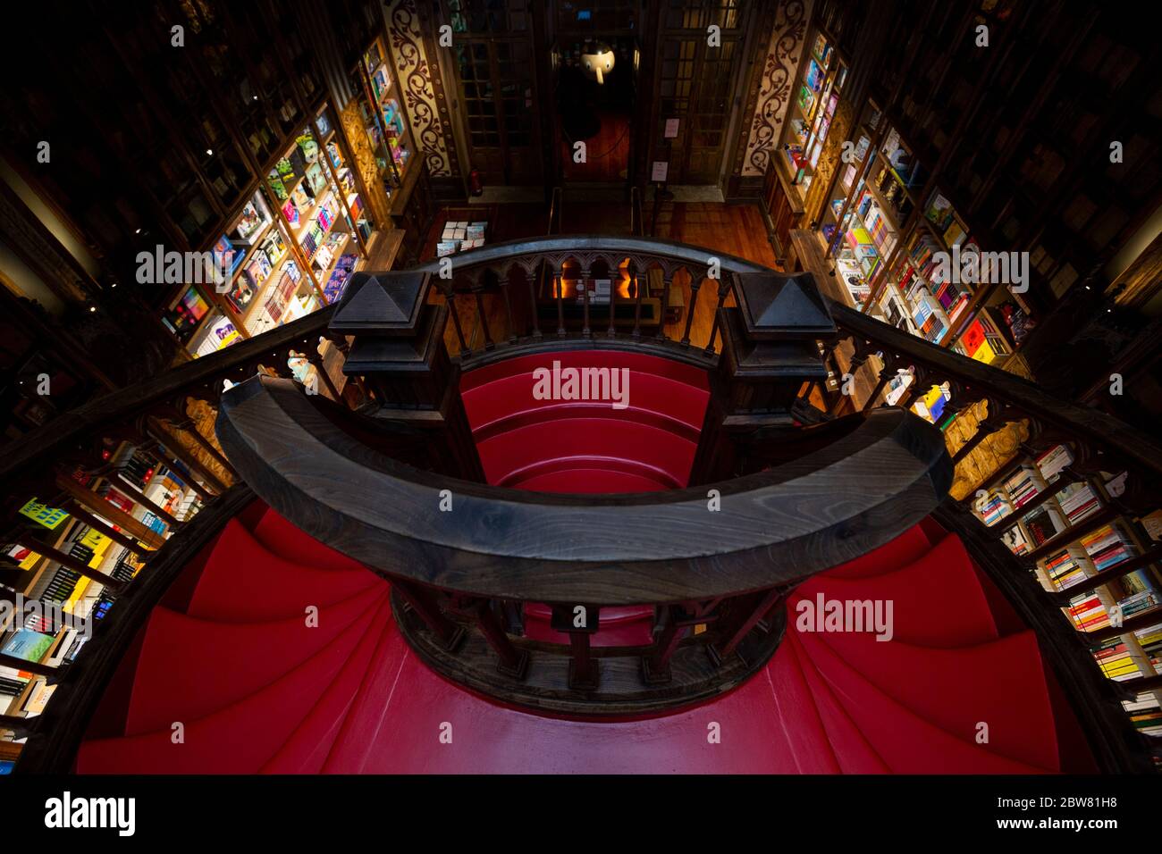 Lello, l'une des plus belles librairies au monde, rouvre aujourd'hui après la fermeture en raison de la pandémie Covid-19 à Porto, Portugal, le 30 mai 2020. Banque D'Images