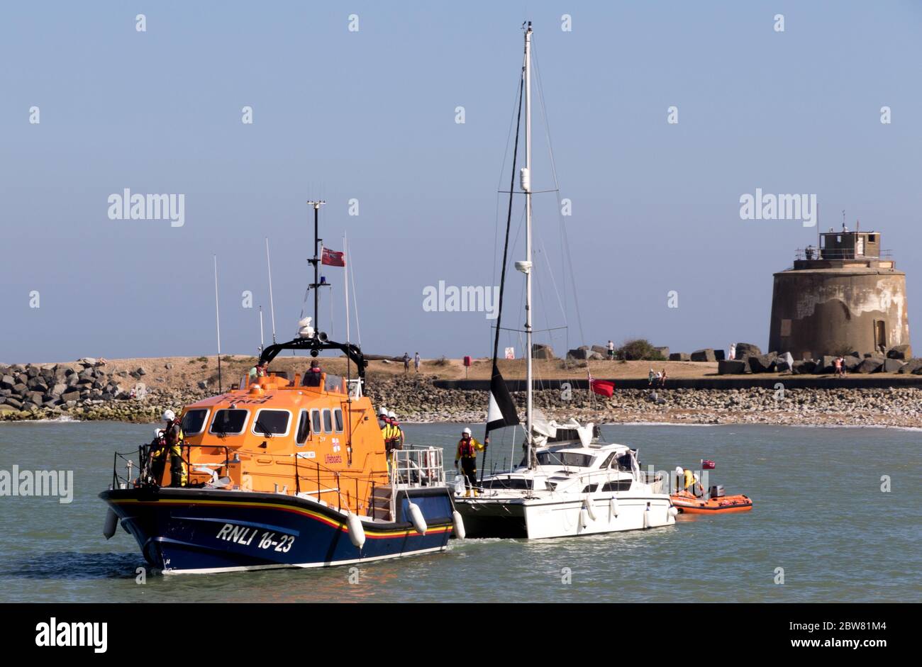 Sovereign Harbour, Eastbourne, East Sussex, Royaume-Uni. 30 mai 2020. RNLI à terre et tous les bateaux de sauvetage météorologiques ont répondu à un yacht qui s'est échoué sur la côte d'Eastbourne plus tôt aujourd'hui. Le navire a été récupéré à Sovereign Harbour sous remorquage du bateau RNLI toutes saisons. D'autres membres d'équipage RNLI ont assisté à bord du yacht. L'équipage du yacht a été transporté au port par les unités terrestres Coastguard pour attendre l'arrivée de leur navire. Crédit. Crédit : Alan Fraser/Alay Live News Banque D'Images