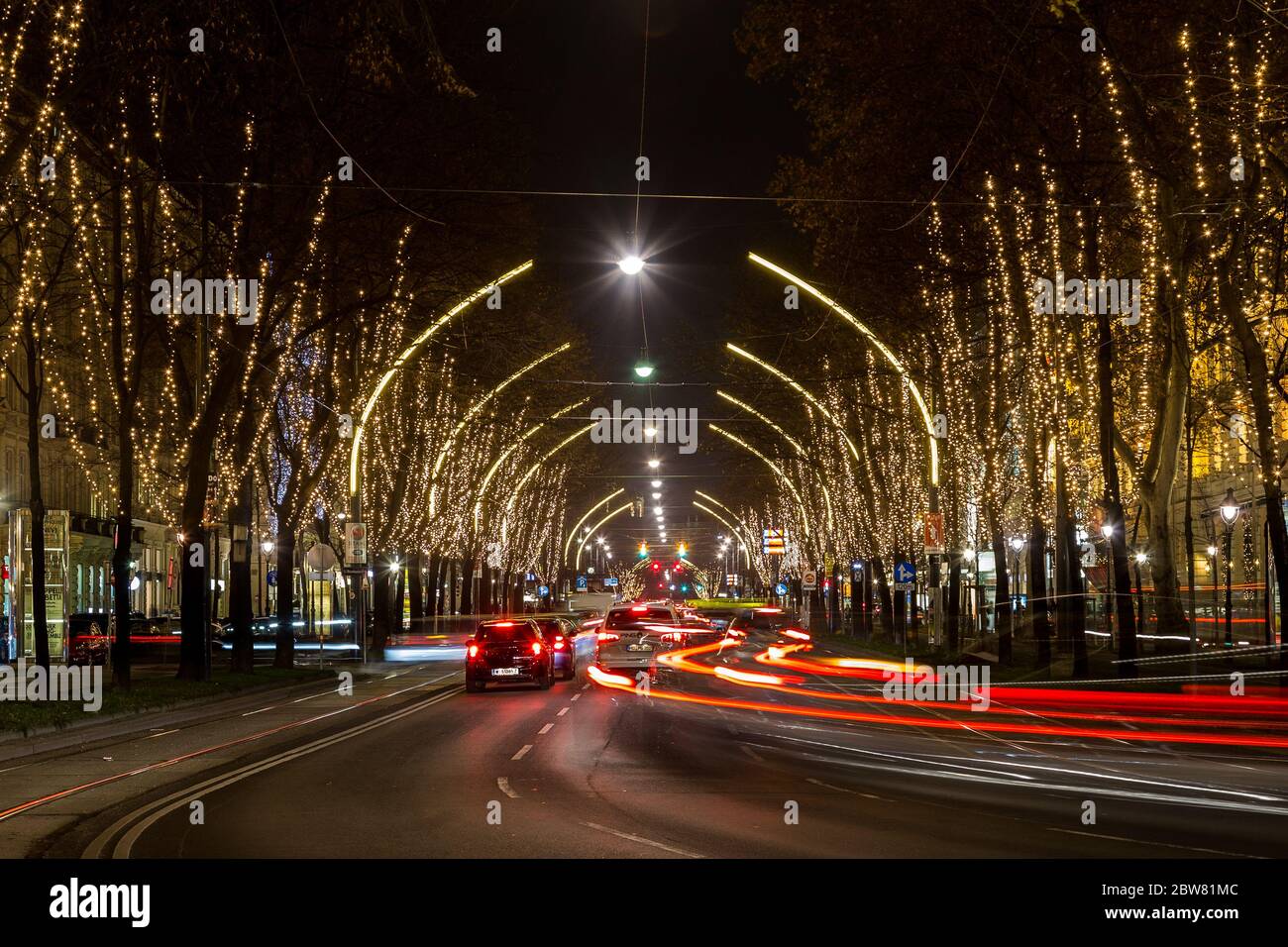 VIENNE, AUTRICHE - 6 DÉCEMBRE 2016 : de nouvelles lumières sur les arbres le long de la ringstrasse de Vienne. Banque D'Images