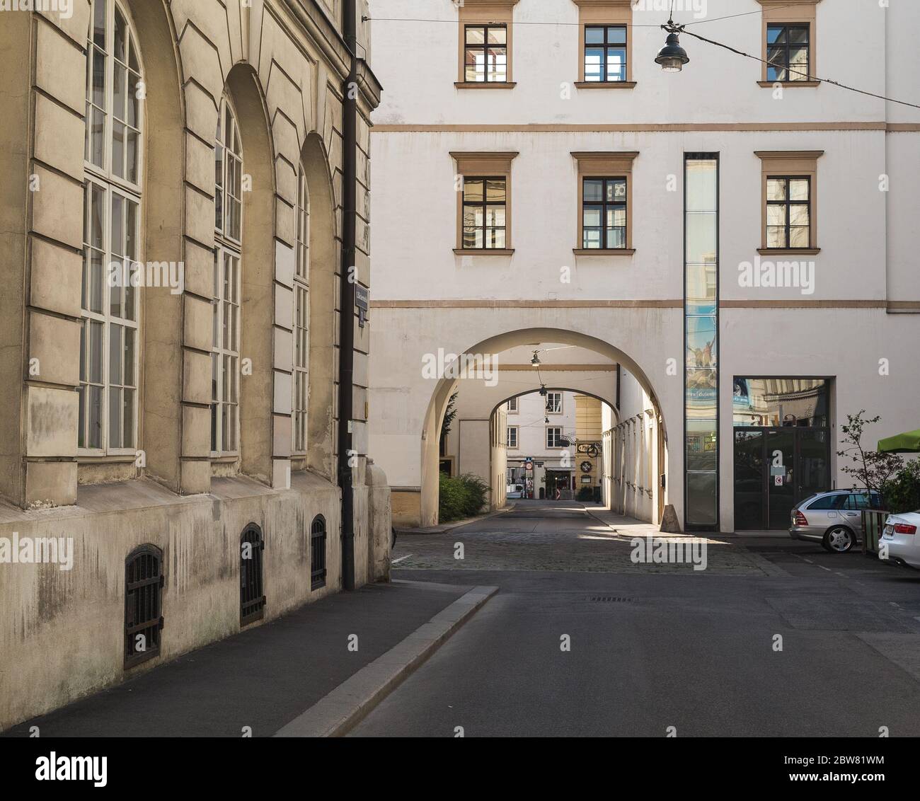 VIENNE, AUTRICHE - 8 AOÛT 2015 : rues de Vienne pendant la journée, montrant l'extérieur des bâtiments et des arches. Banque D'Images